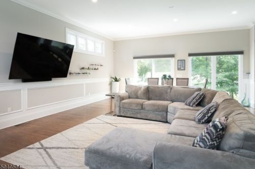 70 Elmwood Dr, Livingston NJ 07039-2231 exterior