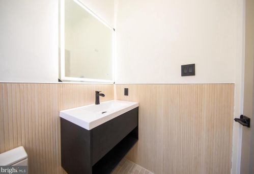 6627 Lincoln Dr, Philadelphia PA exterior