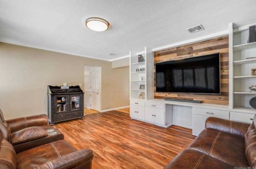 1 Millet St, Huntington Station NY 11746-8021 exterior