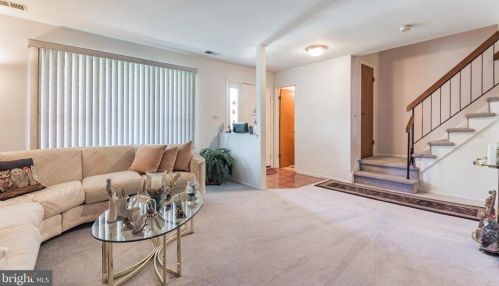 35 Aspen Dr, New Brunswick NJ 08902-1052 exterior