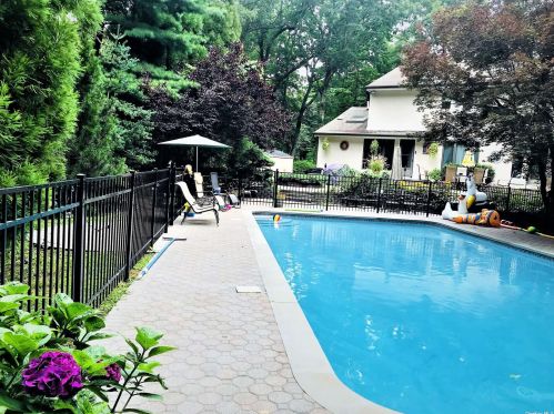 69 Kendrick Ln, Huntington Station NY 11746-7829 exterior