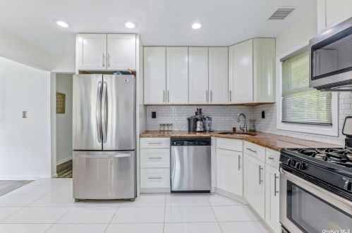 59 Avondale St, Valley Stream NY 11581-1801 exterior