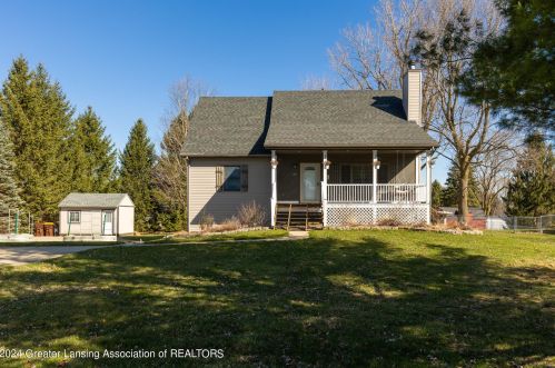 110 Herbison Rd, Dewitt, MI 48820-7989