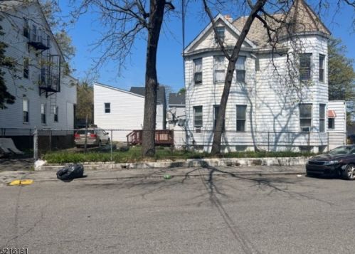 684 18 St, Paterson NJ 07501-2111 exterior