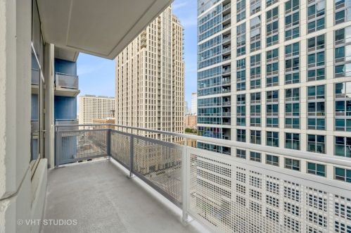 1305 Michigan Ave, Chicago IL  60605-3284 exterior