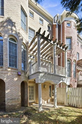 1822 Fonthill Ct, Mc Lean VA 22102-4792 exterior