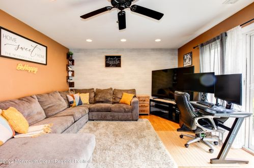 200 Kentucky Way, East Freehold NJ 07728-4656 exterior