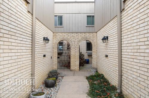 1222 Oakwood Ct, Rochester MI 48307-2541 exterior