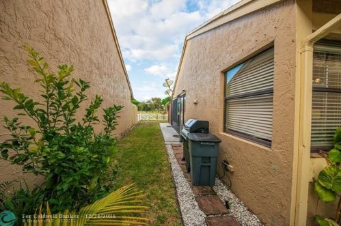 5723 Northpointe Ln, Boynton Beach FL 33437-2005 exterior