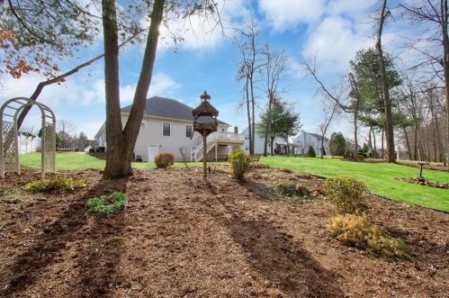 51 Berrios Hl Rd, Windsor CT 06095-1003 exterior