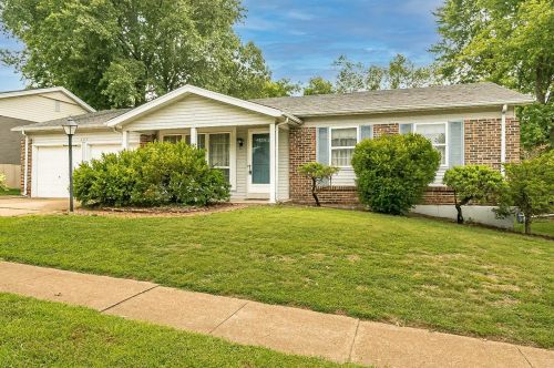 2414 Crestline Dr, Saint Louis, MO 63129-3620