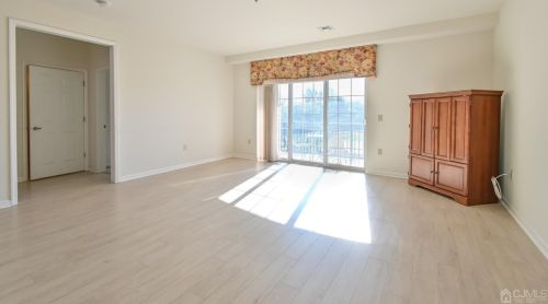 306 Regency Pl, Woodbridge NJ 07095-1036 exterior