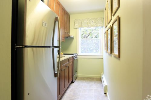 13 Commodore Ln, Babylon NY  11704-8204 exterior