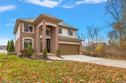 692 Appalachi St, Walled Lake MI  48390-1005 exterior