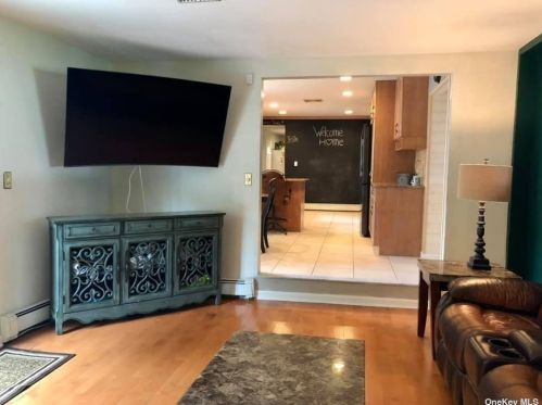 2 Leroy Ct, Commack NY  11725-1703 exterior