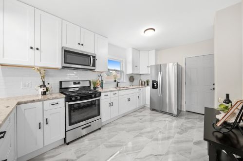 8642 Kingston Ave, Chicago IL  60617-2439 exterior