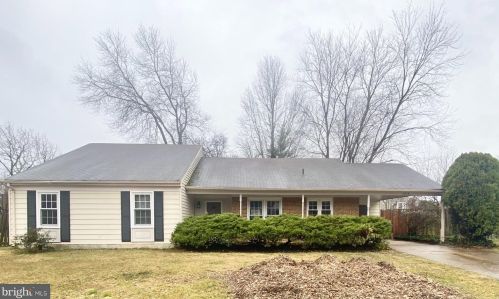 6918 Lodestone Ct, Alexandria VA  22306-1216 exterior