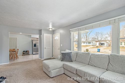 1004 Oakcrest St, Wyoming MI exterior