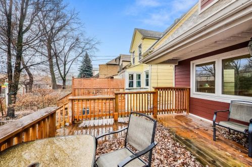 1832 Estes Ave, Chicago IL 60645-2904 exterior