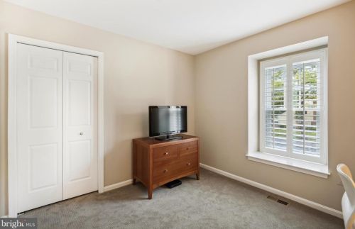 1006 Farm Haven Dr, Rockville MD 20852-4244 exterior