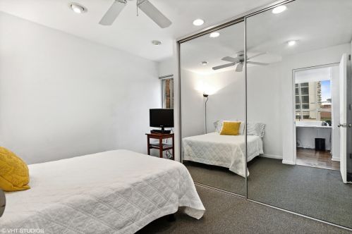 1537 Sandburg Ter, Chicago IL 60610-8052 exterior