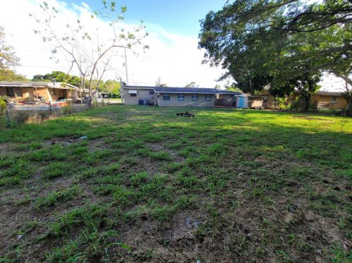 137 Prima Vista Blvd, Fort Pierce FL  34983-8462 exterior