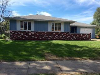 319 Parkway Ln, Pekin, IL 61554-3040