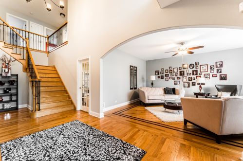 547 Comstock Ave, Elmhurst, IL 60126-1806