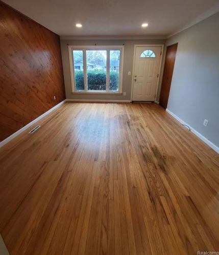 5424 Mayfair St, Dearborn Heights MI  48125-3001 exterior