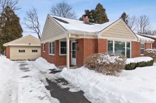 201 Ridge Ave, Bull Valley, IL 60014-3418