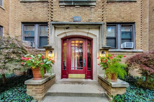 538 Cornelia Ave, Chicago, IL 60657-2742