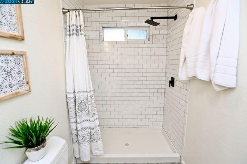 1869 Larkspur Ct, Concord CA 94519-1104 exterior