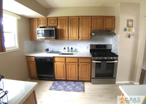 68 Clark St, Iselin, NJ 08830-2366