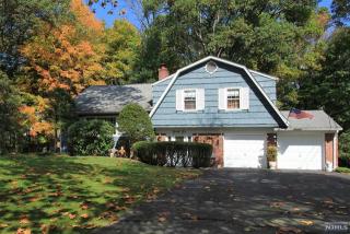 22 Highwood Ct, Hillsdale, NJ 07642-1736