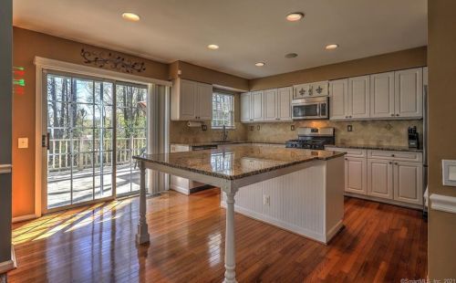 31 Lookout Hl Rd, Milford CT 06461-1878 exterior