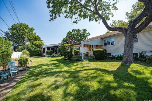 22 Darewood Ln, Valley Stream NY 11581-2408 exterior