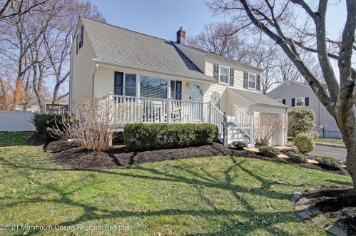 27 Birch Dr, Red Bank NJ 07702 exterior