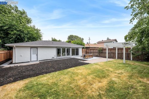 1143 Carey Dr, Concord CA 94520-4337 exterior