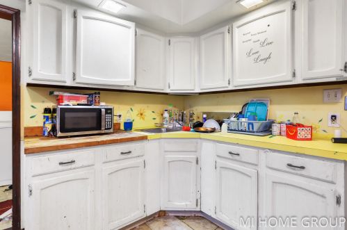 820 1 St, Grand Rapids MI 49504-5575 exterior