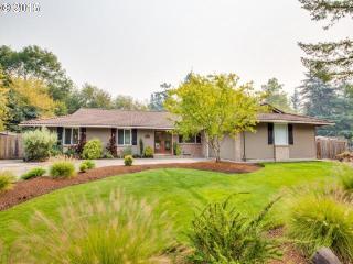 8835 Becker Dr, Portland, OR 97223-7221