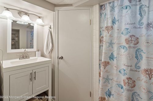 70 Emerald Pl, Clark NJ 07066-1410 exterior