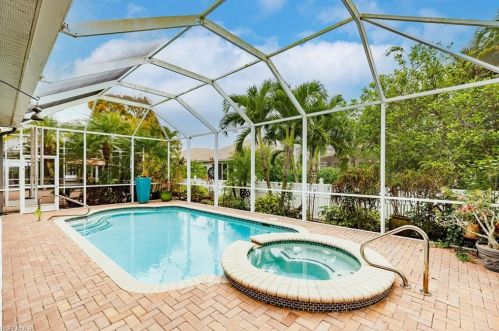 232 Glen Eagle Cir, Naples FL 34104-5715 exterior
