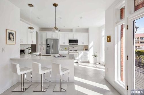 107 Hudson Cv, Edgewater, NJ 07020-1478