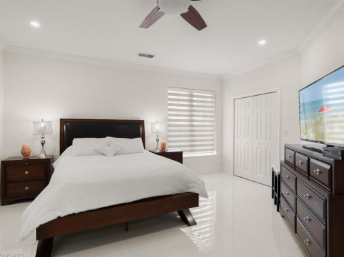 9980 Vanderbilt Dr, Naples FL 34108-2170 exterior