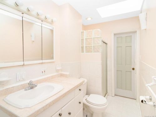 3238 Corsa Ave, Bronx NY 10469-2810 exterior