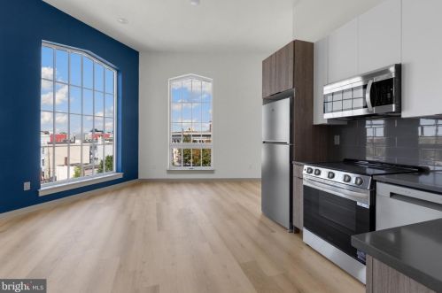 689 Broad St, Philadelphia PA  19123-2418 exterior