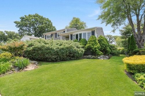 81 Sycamore Rd, Dumont, NJ 07628-1023