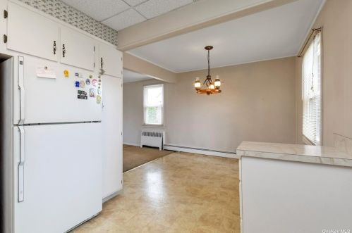 127 Berry St, Valley Stream NY 11580-3422 exterior