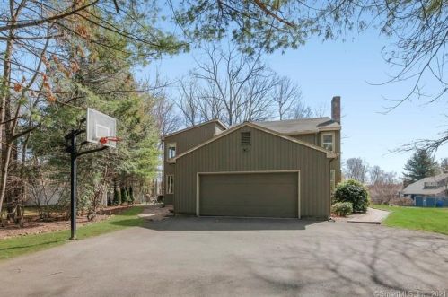 2 Deepwood Dr, Farmington CT 06032-1147 exterior