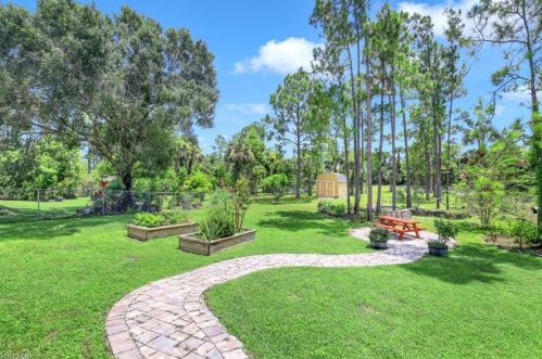 560 16th St, Naples, FL 34117-9420